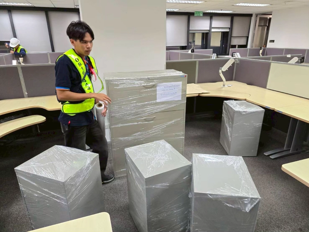 ผลงานการรื้อถอดขนย้ายประกอบติดตั้งเฟอร์นิเจอร์โต๊ะทำงาน